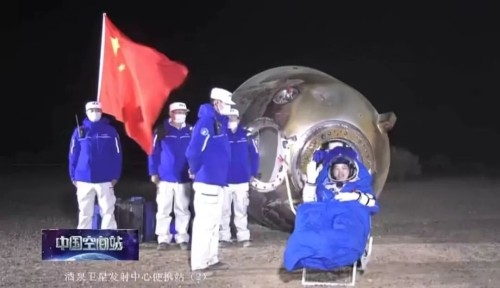 準(zhǔn)時(shí)回家，祝賀神舟十八號(hào)載人飛船返回艙成功著陸